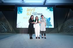 11.M·A·C彩妆高级公关经理王雯婷女士、欧莱雅中国专业美发产品部品牌传播总监胡晓蔚女士为deepmoss设计师刘小路颁发潮流美妆奖和锋尚型格奖/
