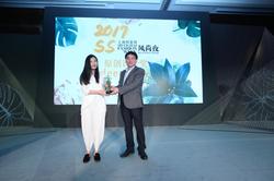 15.上海市商务委员会副巡视员徐文杰先生为deepmoss设计师刘小路颁发原创设计奖/